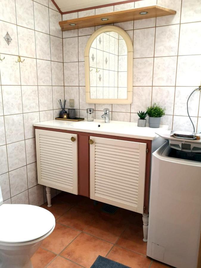 אישוי Cosy Cottage In A Garden מראה חיצוני תמונה